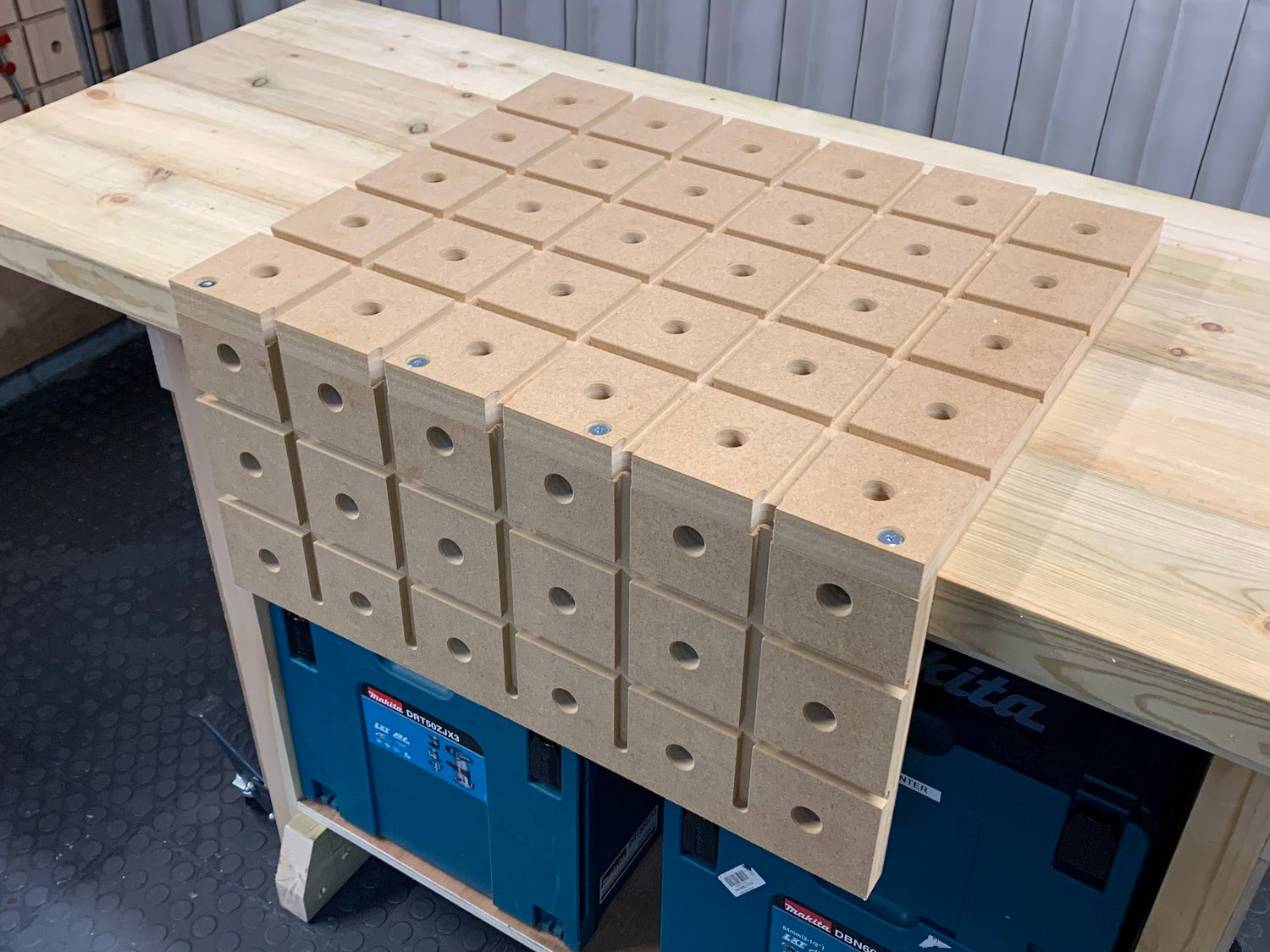 HDS the hold down system, a lightweight temporary workbench