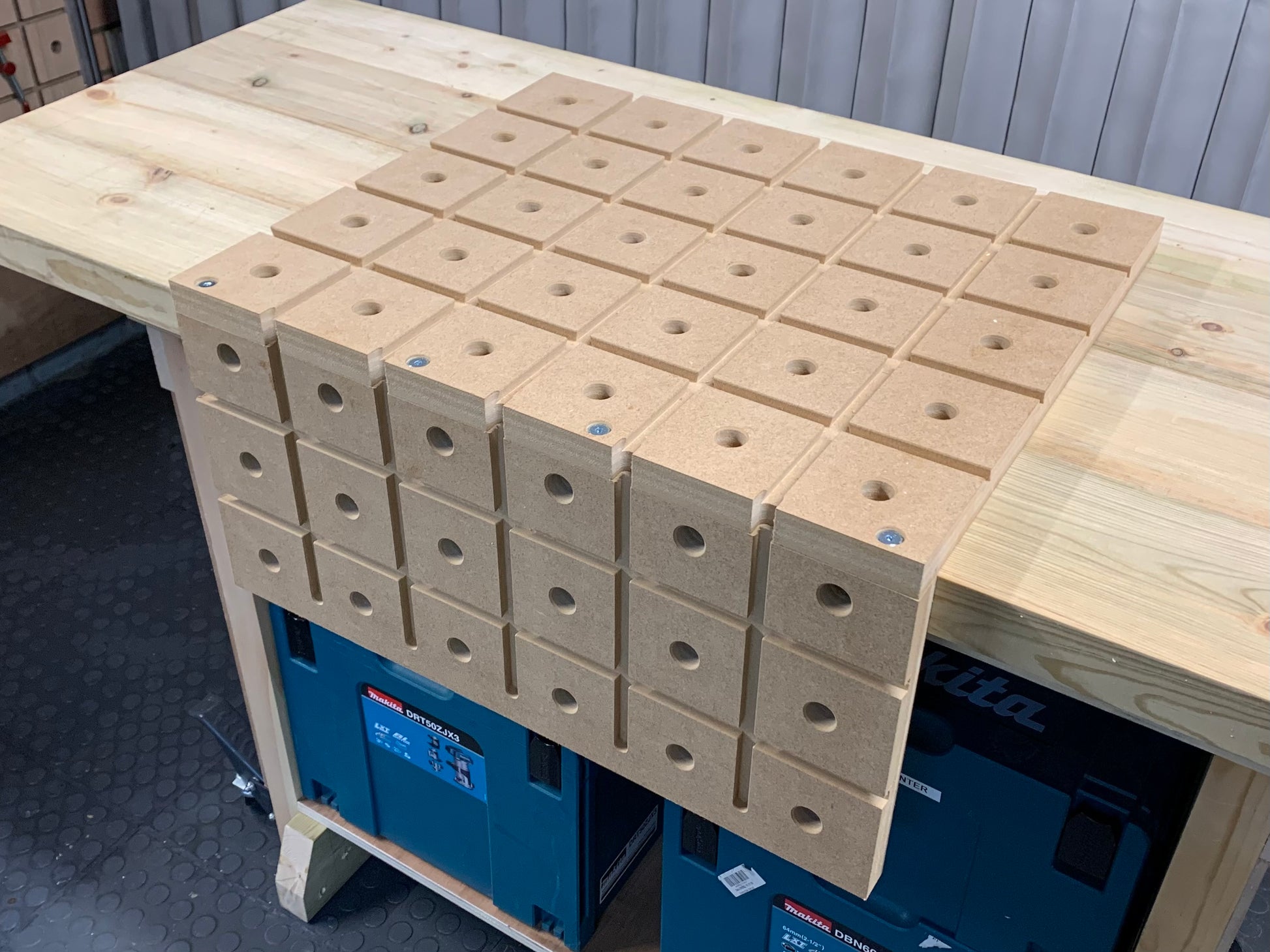 HDS the hold down system, a lightweight temporary workbench