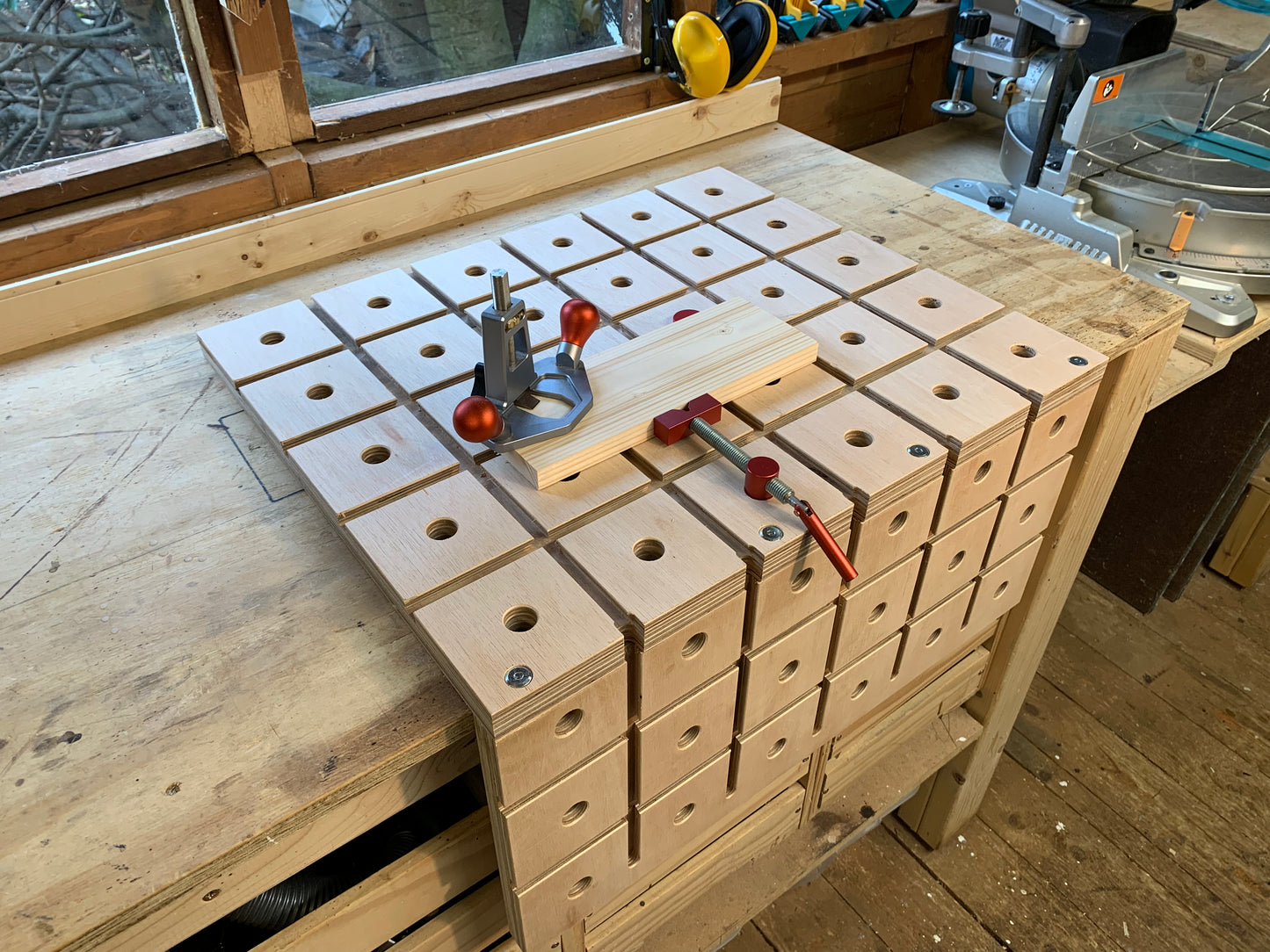HDS Hold down system securing material with dog clamp with router plane